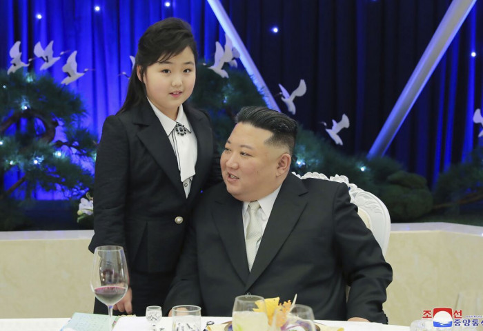 Ким Жон Ун охины хамт Умард Солонгосын зэвсэгт хүчин үүсэн байгуулагдсаны ойг тэмдэглэжээ