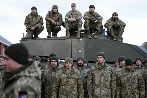 Challenger 2 танкийг эзэмших сургалтаа дуусгасан Украины армийн цэргүүд Британиас эх орондоо буцжээ