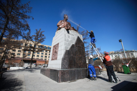 “Хотоо угаая“ аяны хүрээнд хөшөө дурсгал, модны торх зэргийг угааж, цэвэрлэж байна