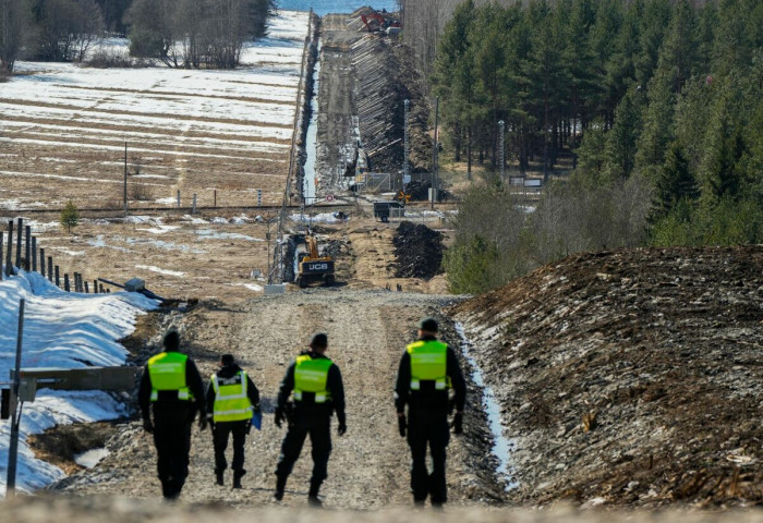 Финланд улс ОХУ-тай залгаа хил дээр босгож буй хашааныхаа эхний хэсгийг дуусгажээ