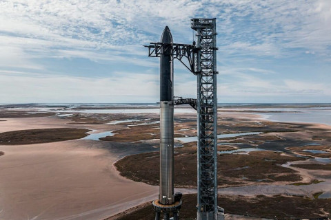 SpaceX компани дэлхийн хамгийн хүчирхэг пуужингийнхаа туршилтыг хойшлуулав