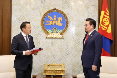 Монгол Улсын Үндсэн хуульд оруулах өөрчлөлтийн төслийг УИХ-ын дарга Г.Занданшатарт өргөн мэдүүллээ