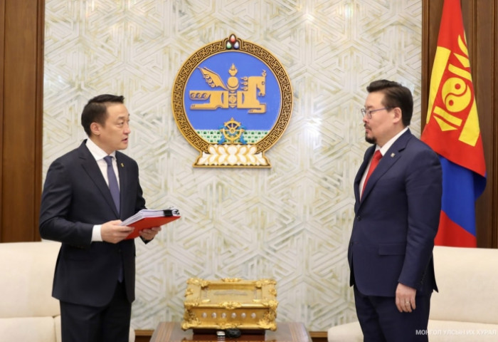 Монгол Улсын Үндсэн хуульд оруулах өөрчлөлтийн төслийг УИХ-ын дарга Г.Занданшатарт өргөн мэдүүллээ