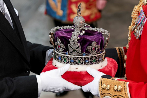 Өмнөд Африкчууд хаан Чарльзын титмийг чимэглэсэн алмааз эрдэнийг буцааж өгөхийг Их Британиас шаарджээ