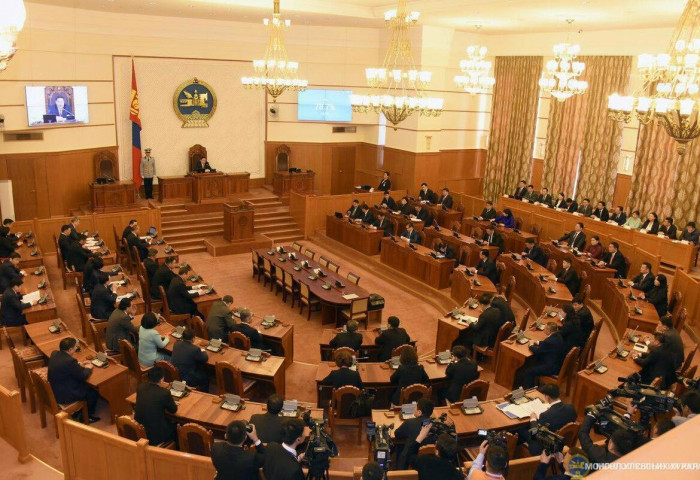 Гишүүд тойрогтоо ажиллаж, Үндсэн хуулийн төслийг танилцуулж эхлэв