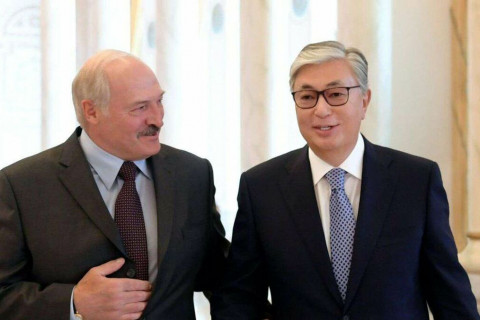 Казахстаныг Орос-Беларусийн холбоонд нэгтгэх Лукашенкогийн санааг “хошигнол” гэж үзэж байгаагаа Токаев илэрхийлжээ