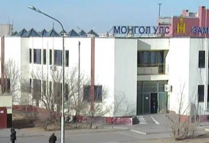 		 Замын-Үүд дэх гаалийн газарт жилд 15 тэрбум төгрөгөөс илүү орлого олдог хоёр байцаагч байна