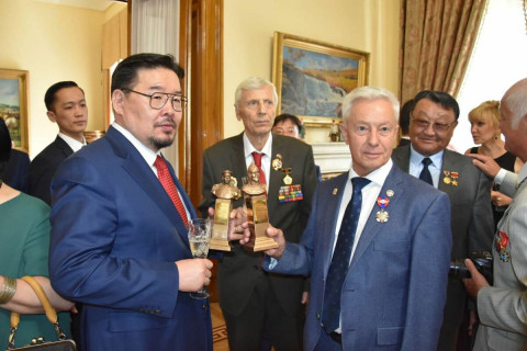 Монгол Улсын төрийн одон, медалиар шагнах ерөнхийлөгчийн зарлигийн дагуу ОХУ-ын таван иргэний шагналыг гардуулан өгчээ