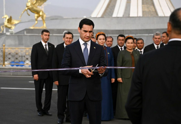 Туркменистан улс өмнөх ерөнхийлөгчдөө зориулж байгуулсан шинэ хотыг нээжээ