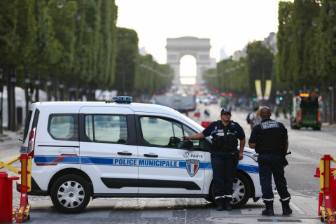 Франц даяар үймээн самуун дэгдэхэд хүргэсэн цагдаагийн офицерт хүмүүс $1 саяын хандив цуглуулжээ
