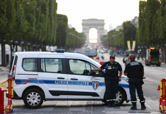 Франц даяар үймээн самуун дэгдэхэд хүргэсэн цагдаагийн офицерт хүмүүс $1 саяын хандив цуглуулжээ