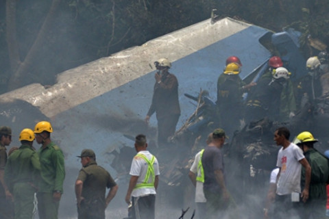 Кубад онгоц осолдсоны улмаас олон хүн амь үрэгджээ
