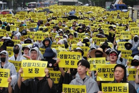 Өмнөд Солонгосын багш нар эрхийнхээ төлөө жагсана