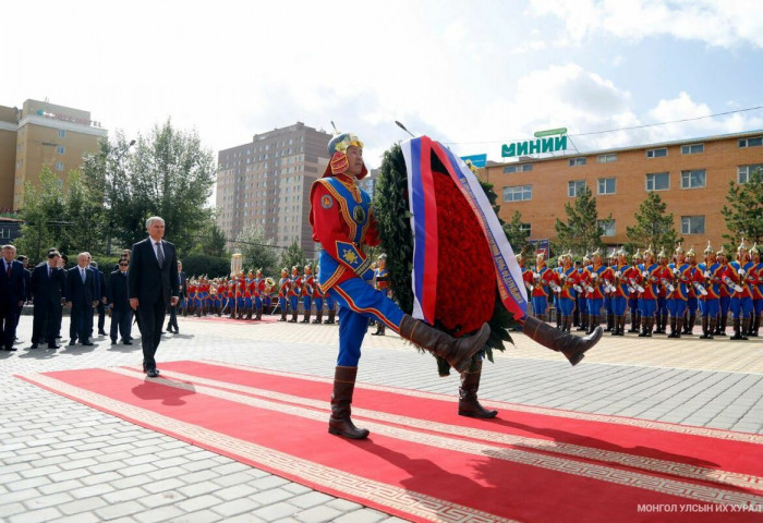 ОХУ-ын Холбооны Хурлын Төрийн Думын дарга В.В.Володин айлчлалын үеэрээ Г.К.Жуковын хөшөөнд хүндэтгэл үзүүлэв