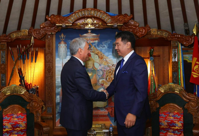 Монгол Улсын Ерөнхийлөгчид ОХУ-ын Төрийн Думын дарга бараалхлаа
