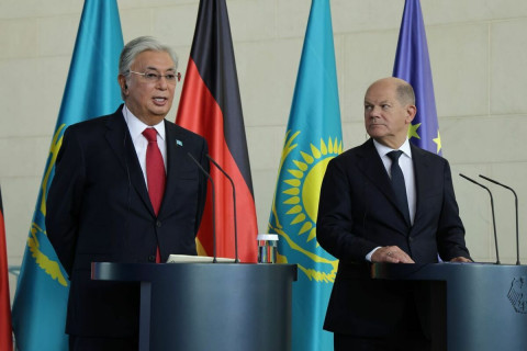 ОХУ-ын эсрэг авсан хориг арга хэмжээг тууштай дагахаа Казахстаны ерөнхийлөгч Германы канцлерт амлав