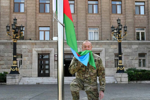Азербайжаны ерөнхийлөгч Уулын Карабахын хотуудад төрийн далбаагаа мандуулав