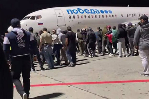 Оросын эрх баригчид Дагестаны нисэх буудалд болсон үймээн самуунд Украиныг буруутгалаа