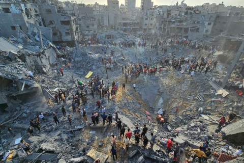 Газын зурвас дахь хамгийн том дүрвэгсдийн хуаранг Израилийн онгоц бөмбөгджээ
