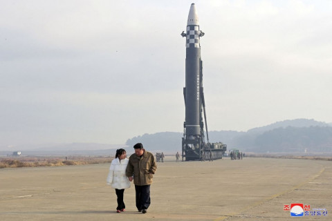 Ким Жон Ун охиноо алдаршуулах зорилгоор бүх нийтийн амралтын өдрийг шинээр бий болгосон гэнэ