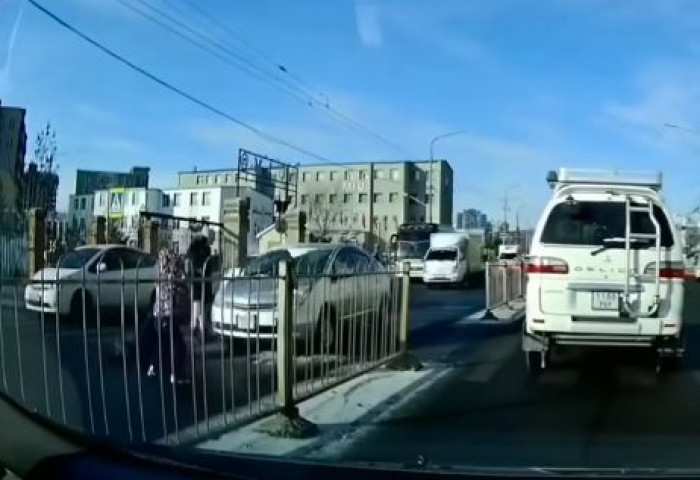 Гарцаар гарч байсан 8-32 насны гурван хүнийг эмэгтэй жолооч мөргөжээ