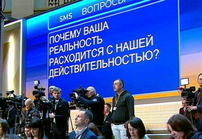 Путиний асуулт хариултын шоуны үеэр үзэгчдээс ирсэн “хурц“ асуултуудыг том дэлгэцээр үзүүлэв