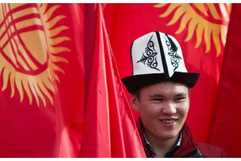 Киргизстан улсын парламент төрийн далбааныхаа загварыг өөрчлөх хуулийг баталжээ