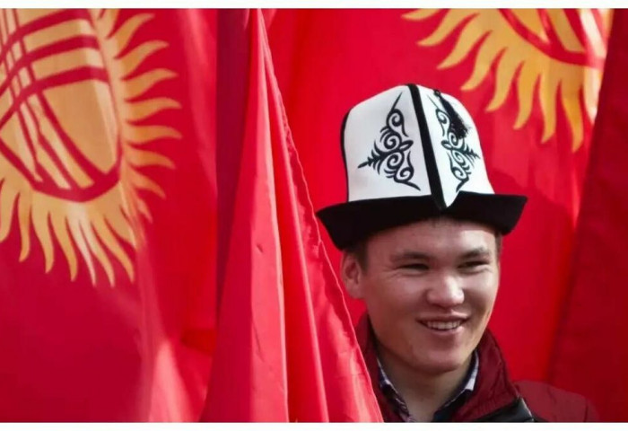 Киргизстан улсын парламент төрийн далбааныхаа загварыг өөрчлөх хуулийг баталжээ