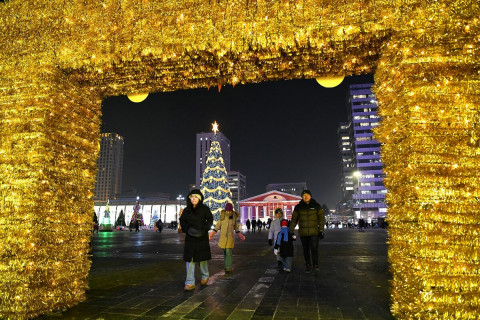 Фото сурвалжилга: “Улаанбаатарын мөнгөн үдэш“ арга хэмжээ өдөр бүр Сүхбаатарын талбайд болно