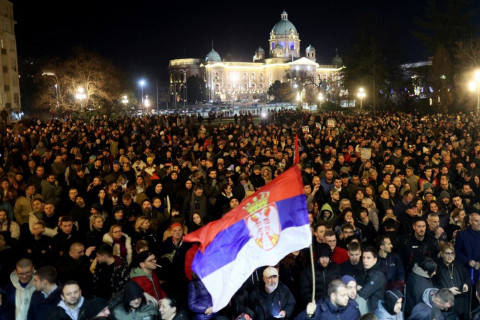 Сербийн нийслэлд сонгуулийн үр дүнг эсэргүүцсэн иргэдийн жагсаал ес дэх өдрөө үргэлжиллээ