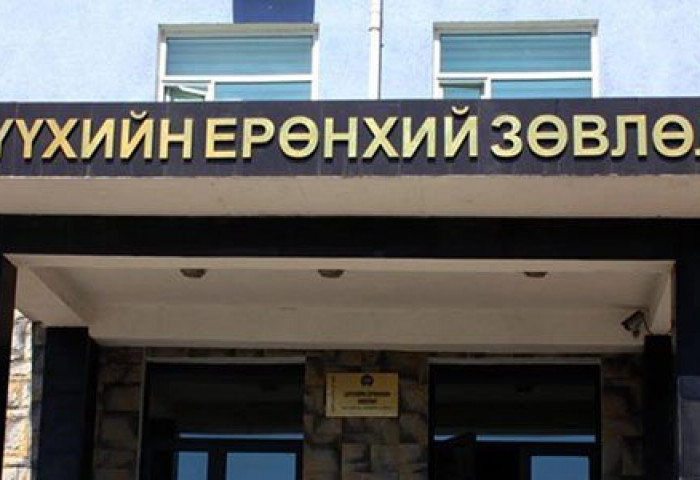 Засаглалуудын зодоон: ШЕЗ ерөнхий сайдыг “шүүв”
