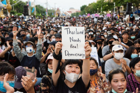 Тайландын хаант засаглалыг шүүмжилсэн хүн 50 жилийн хорих ял сонслоо