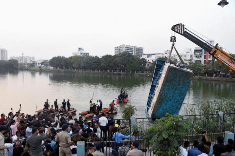 Энэтхэгт зугаалгаар явсан 12 сурагч, хоёр багш усанд живж, амиа алджээ