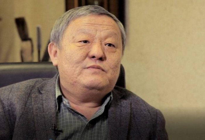 Баабар: Намайг хужаа л гэнэ, түүх гуйвууллаа л гэнэ, гадны гар хөл л гэнэ, хөлсний бичээч л гэнэ. Ганц нь ч нотолгоо үгүй
