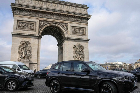 Парис хотын иргэд “жийп” автомашины зогсоолын төлбөрийг гурав дахин өсгөхийг дэмжлээ