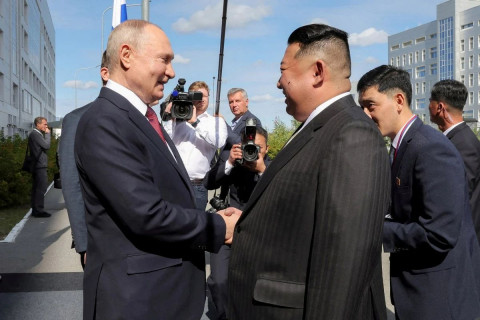 Путин өөрийн үйлдвэрийн суудлын автомашиныг Ким Жон Унд бэлэглэжээ