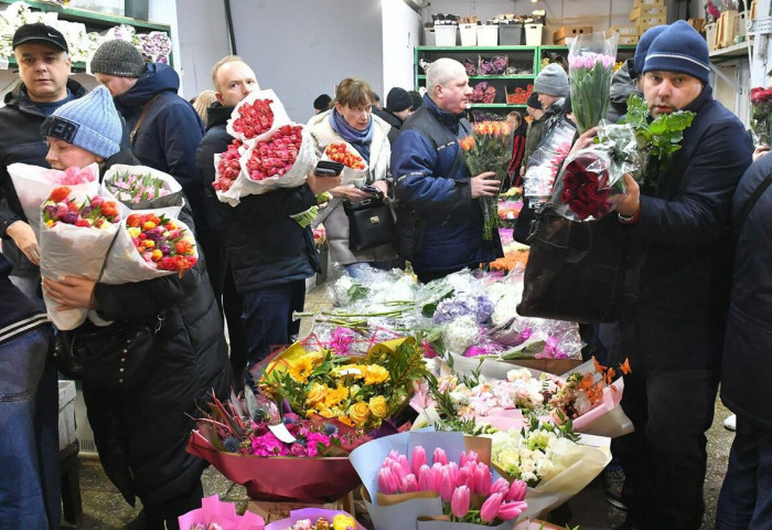 Оросын хууль тогтоогч цэцэг худалдан авах замаар Украиныг санхүүжүүлсэн эх орон нэгтнүүдээ зэмлэв