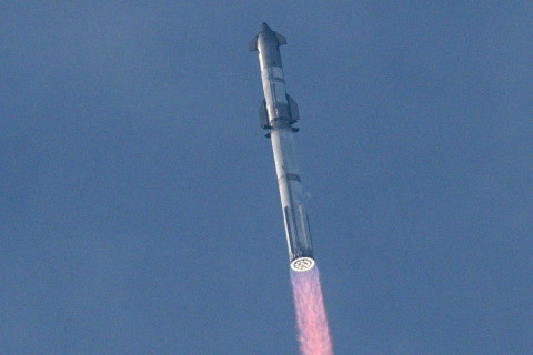 SpaceX компанийн зохион бүтээсэн аварга пуужин гурав дахь туршилтаараа хамгийн урт зам туулав
