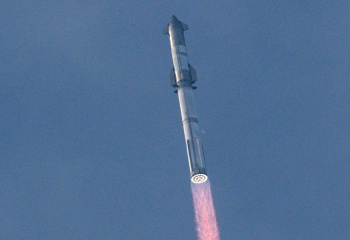 SpaceX компанийн зохион бүтээсэн аварга пуужин гурав дахь туршилтаараа хамгийн урт зам туулав