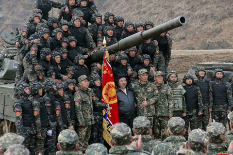 Умард Солонгосын Ким Жон Ун шинэ байлдааны танкаа өөрөө жолоодож шалгажээ