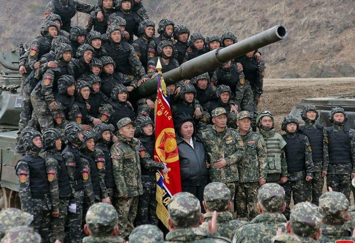 Умард Солонгосын Ким Жон Ун шинэ байлдааны танкаа өөрөө жолоодож шалгажээ