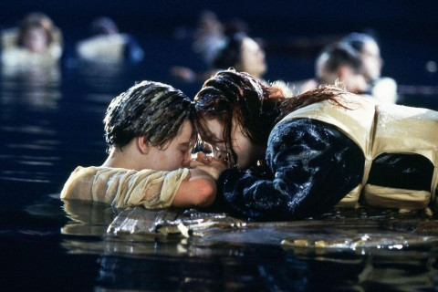 “Titanic” киноны гол дүрийн эмэгтэйг аварсан “хаалга“ $718,750-аар зарагджээ
