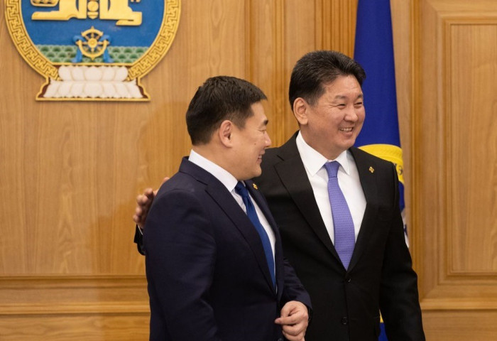 “Хүрэлсүх, Оюун-Эрдэнэ хоёр хагарна, нэг нь сунгагдана нөгөө нь үгүй гээд байгаа”