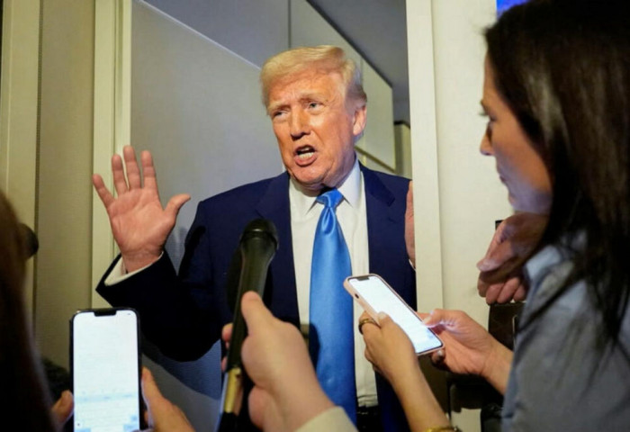 Трамп гар утас, цахилгаан бараануудыг өндөр татвараас чөлөөлөв