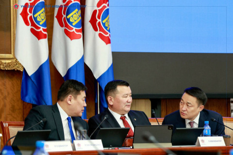 МАН-ын бүлгийн хуралд Ерөнхий сайд Л.Оюун-Эрдэнэ оролцож, хурлыг хаалттай горимд шилжүүллээ
