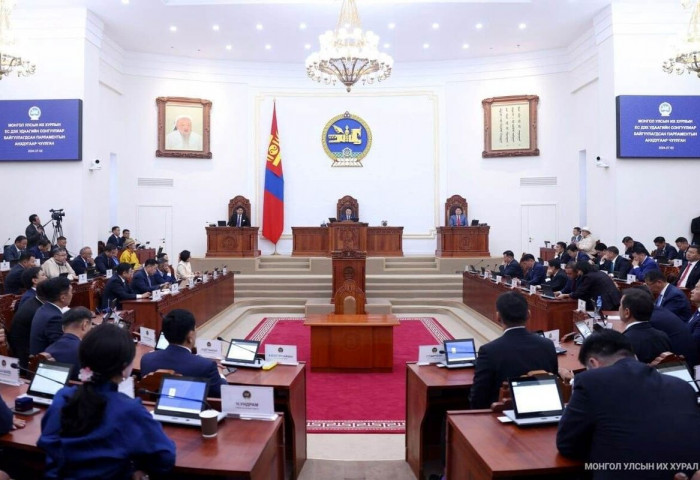 Парламентын “тогооноос” зууралдсан сарнимал нийгмийн “будаггүй” төрх