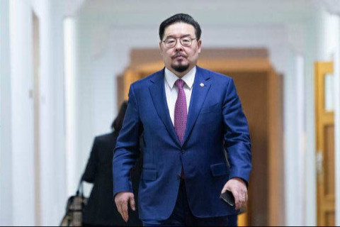 Намын байранд дангаараа Засгийн газар байгуулахаар ярьж байсан ч УИХ-д Их эвслийн Засгийн газрыг танилцуулав