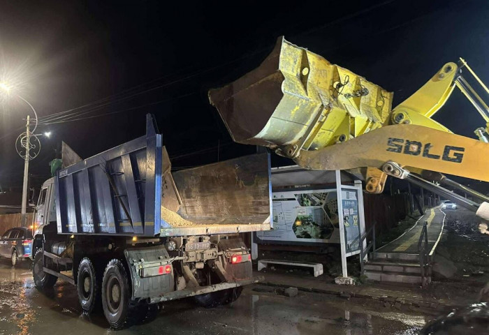 Өнгөрсөн шөнө 30 байршилд алба хаагчид 39 мотопомп, 87 техник хэрэгсэлтэй үерийн эрсдэлээс сэргийлж ажиллалаа