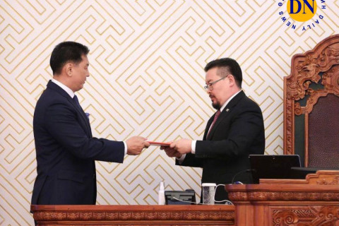 Г.Занданшатар Ерөнхийлөгчид нэр дэвшиж, У.Хүрэлсүх Ерөнхий сайд, намын дарга болох хувилбар МАН-д яригдаж байна
