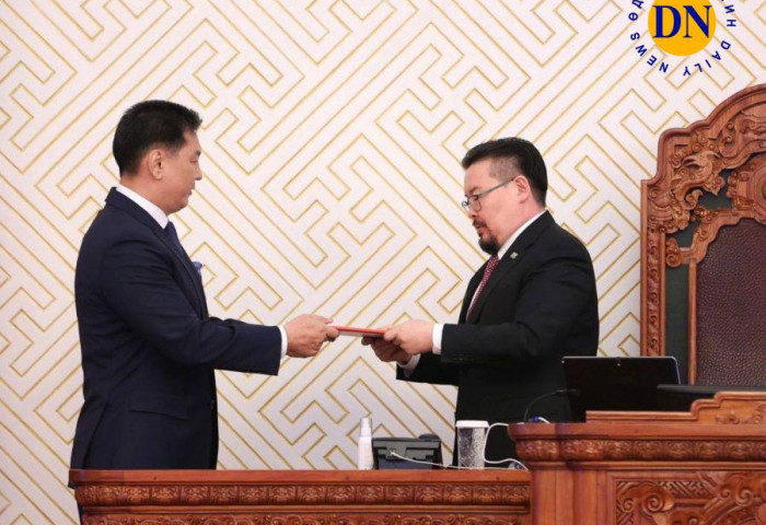 Г.Занданшатар Ерөнхийлөгчид нэр дэвшиж, У.Хүрэлсүх Ерөнхий сайд, намын дарга болох хувилбар МАН-д яригдаж байна